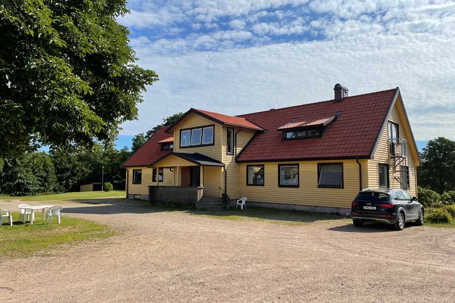 Gruppenhaus-Schweden-Höjalens-2-Haupthaus Seitenansicht.JPG